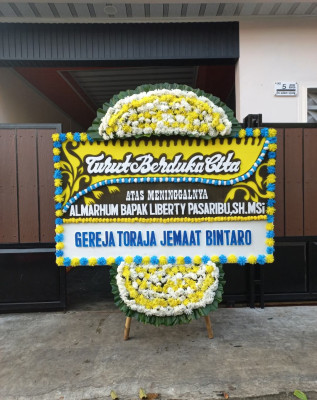 Papan Bunga Duka di Deket